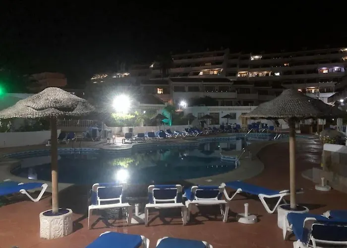 Con Vistamar Y Piscina Climatizada En Garden