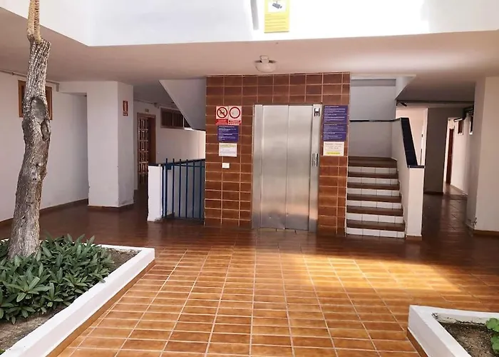 Con Vistamar Y Piscina Climatizada En Garden