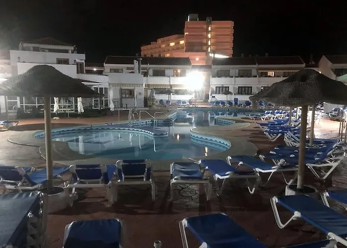 Con Vistamar Y Piscina Climatizada En Garden