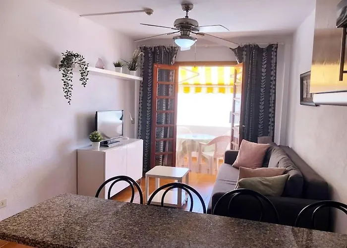 Con Vistamar Y Piscina Climatizada En Garden *
