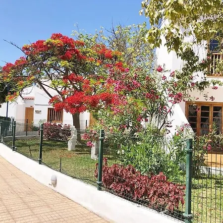 Con Vistamar Y Piscina Climatizada En Garden *